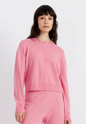 Rosa gestrickte Strickjacke mit einem runden Ausschnitt, sieben Knöpfen an der Vorderseite sowie gerippten Bündchen und Saum. Weiche Textur, cropped Design.
