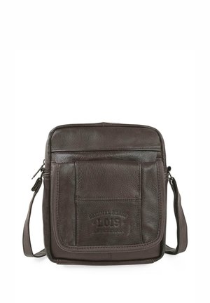 Bolso de hombro de cuero marrón con un acabado texturizado, parte superior con cremallera, bolsillo frontal y detalle del logo en relieve en la parte delantera. Correa ajustable.