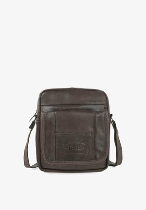 Bolso de hombro de cuero marrón con un acabado texturizado, parte superior con cremallera, bolsillo frontal y detalle del logo en relieve en la parte delantera. Correa ajustable.