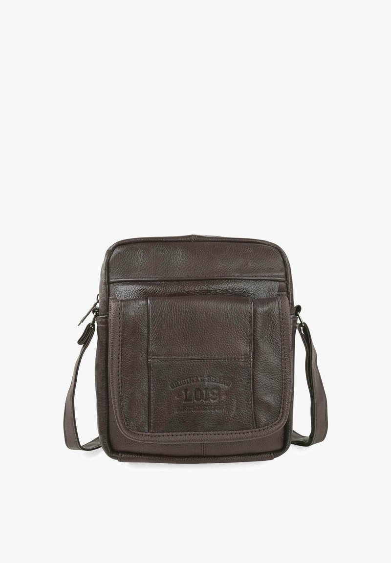 Bolso de hombro de cuero marrón con un acabado texturizado, parte superior con cremallera, bolsillo frontal y detalle del logo en relieve en la parte delantera. Correa ajustable.