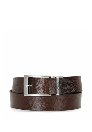 Brązowy pasek ze skóry o fakturze, z srebrną prostokątną klamrą i metalową, markową pętlą, zwinięty i umieszczony na białym tle.