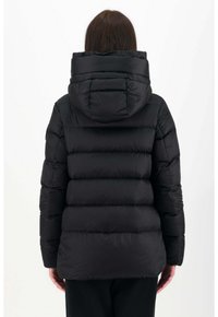 Schwarze Steppjacke mit Kapuze, die ein gestepptes Design und gleichmäßige horizontale Segmente aufweist. Das Material scheint glänzend und isoliert zu sein.