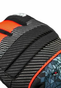 Schwarze und rote gepolsterte Sporthandschuhe mit strukturiertem Griff und blauem geometrischem Wolfdesign im Bereich des Handgelenks.