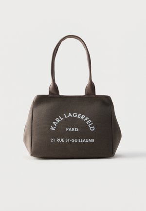 Sac à main rectangulaire marron avec deux anses, affichant le texte blanc « KARL LAGERFELD PARIS 21 RUE ST-GUILLAUME » sur le devant.