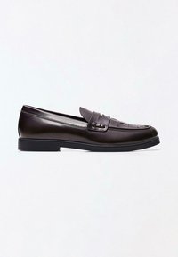 Mocassin homme en cuir marron foncé avec un détail tissé sur le dessus et un petit talon empilé, présenté de côté sur un fond uni.