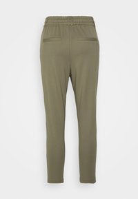 Olivgröna joggers med elastisk midja, två bakfickor, smalnande ben och mjuk tygtextur. Snygg, minimalistisk design.
