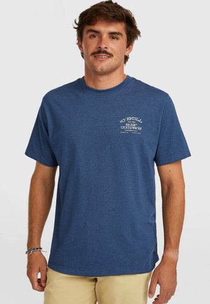 Modré bavlnené tričko s krátkymi rukávmi, okrúhlym výstrihom a potlačeným vzorom na ľavej hornej časti hrudníka. Hladká textúra s voľným strihom.