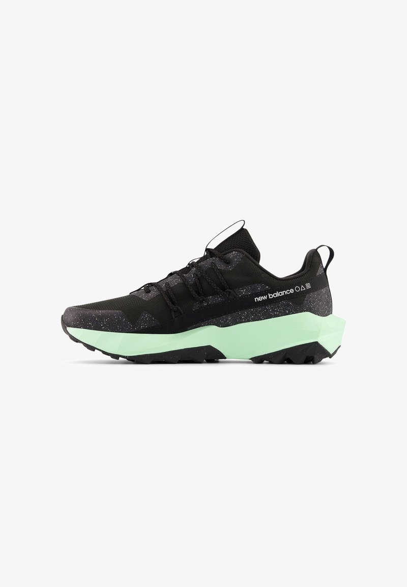 Scarpe da ginnastica nere con una tomaia nera maculata e una suola intermedia verde menta. Presentano una suola robusta per la trazione e un sistema di allacciatura chiuso.