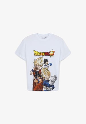 T-shirt bianco in cotone con una grafica colorata di quattro personaggi di Dragon Ball in varie pose, accompagnata da un testo audace giallo e rosso sopra.