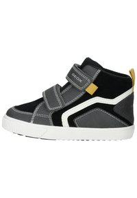 Zapatillas altas grises que combinan cuero y ante, con correas ajustables, acentos en blanco y una suela de goma con textura antideslizante.