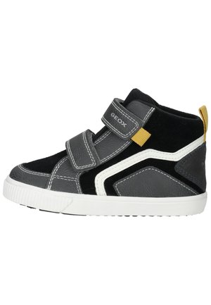 Grijze hoge sneakers met een combinatie van leer en suède, verstelbare straps, witte accenten en een rubberen zool met een gestructureerde grip.