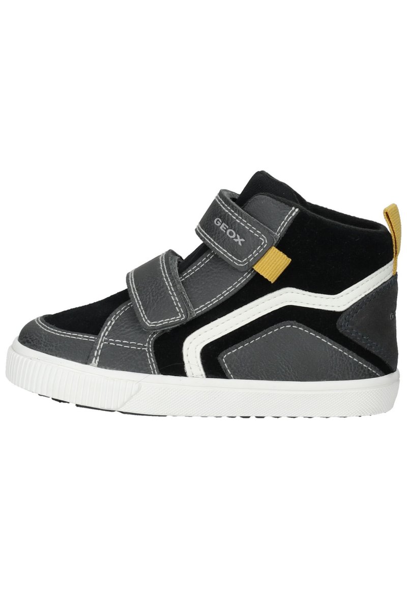 Zapatillas altas grises que combinan cuero y ante, con correas ajustables, acentos en blanco y una suela de goma con textura antideslizante.