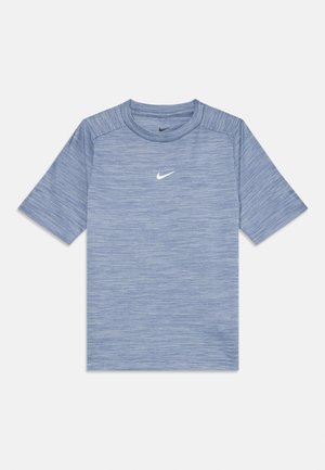 Αθλητικό t-shirt Nike σε ανοιχτό μπλε, με απαλό, υφασμένο υλικό, κοντά μανίκια και διακριτό λογότυπο στο μπροστινό μέρος.