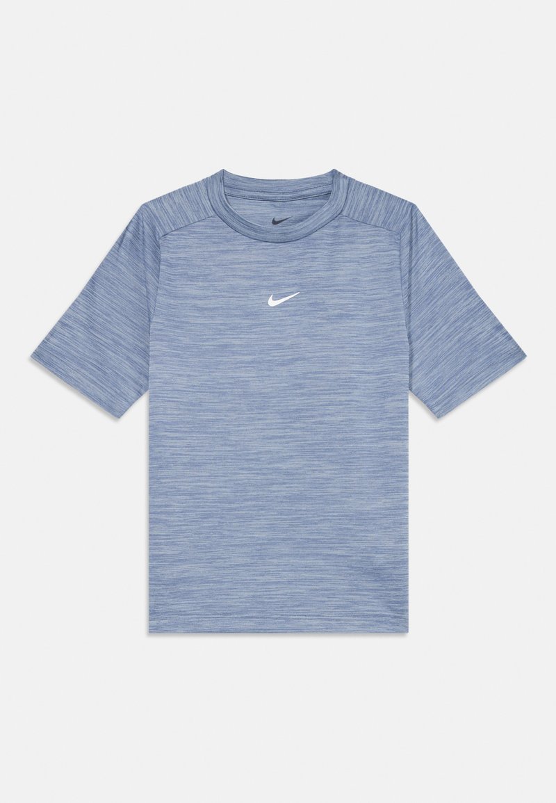 Koszulka sportowa Nike w jasnoniebieskim kolorze, z gładkiego, teksturowanego materiału, z krótkimi rękawami i subtelnym logo z przodu.