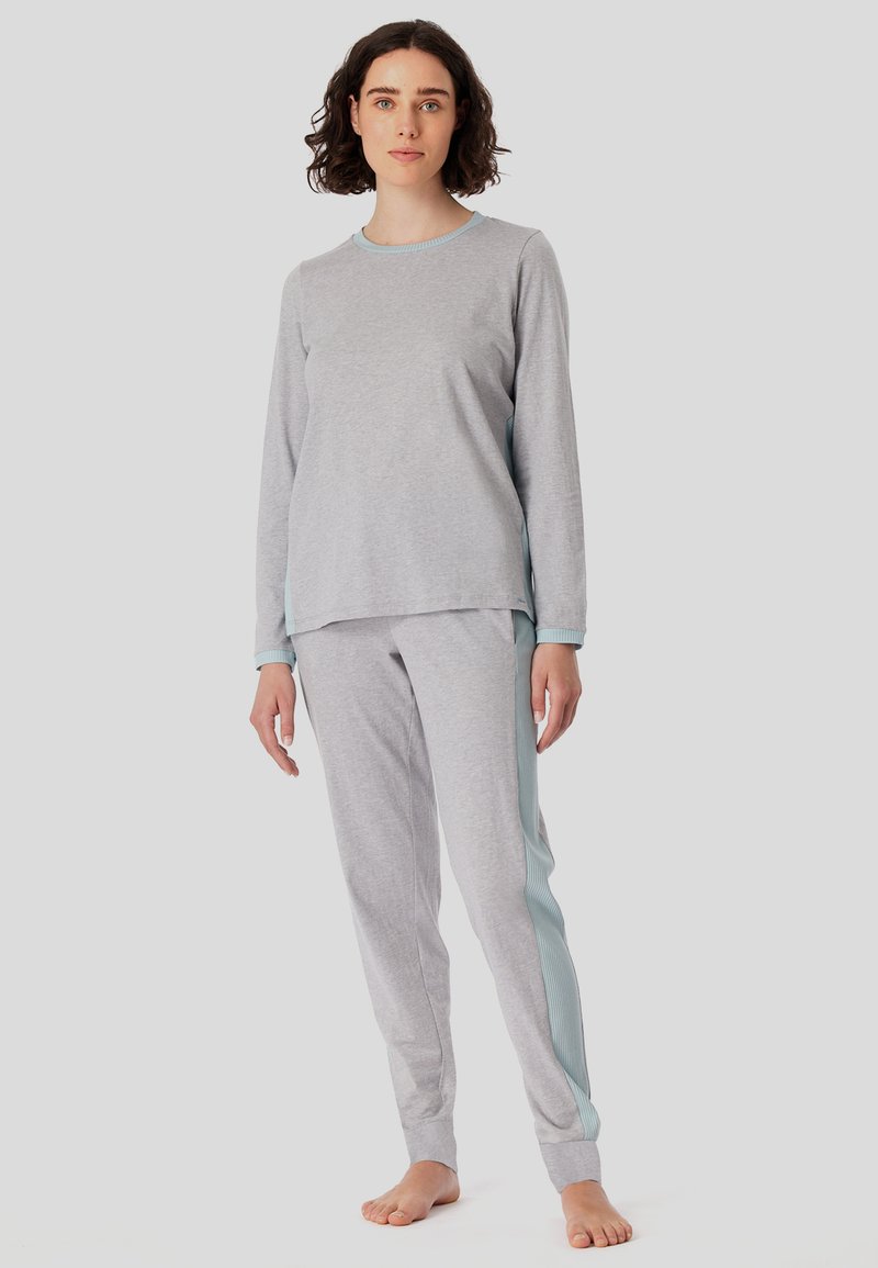 Haut à manches longues gris et pantalon assorti en tissu doux, avec des accents bleu clair sur les côtés et les poignets, coupe décontractée.
