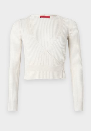 Haut cache-cœur à manches longues blanc à côtes, présentant un décolleté en V profond et une taille cintrée. Le tissu est doux, léger, avec peu de détails.