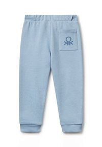 Světlomodré tepláky s elastickým pasem a manžetami. Obsahují zadní kapsu s tmavomodrým logem. Měkká, strukturovaná látka.