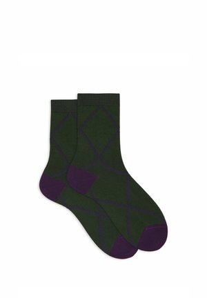 Calzini verdi con motivo a rombi in tonalità di verde più scuro e accenti viola, con polsino a coste e texture liscia.
