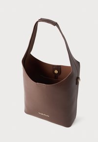 Brązowa skórzana torba o gładkiej fakturze, minimalistycznym designie, z pojedynczym paskiem i złotym logo z przodu; wyposażona w zapięcie zatrzaskowe.