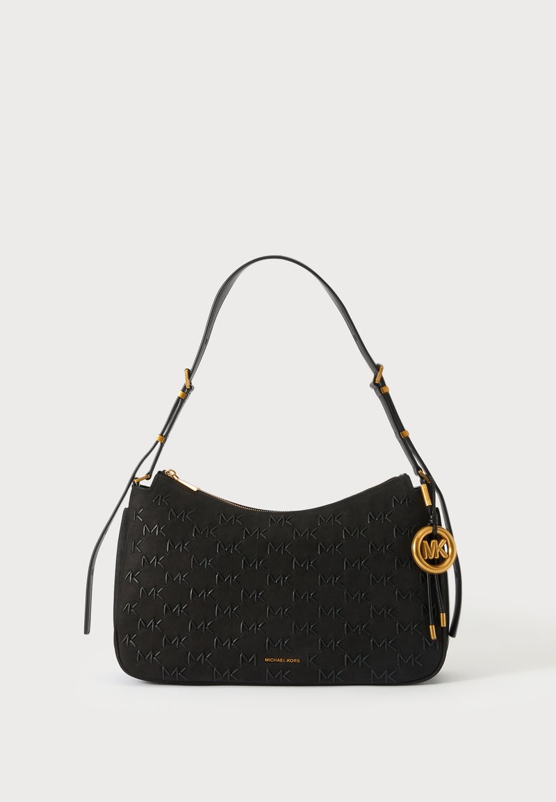 Μαύρη τσάντα ώμου Michael Kors με ανάγλυφα λογότυπα MK, χρυστό φερμουάρ, ρυθμιζόμενο λουρί και στρογγυλό χρυσό φυλαχτό MK που κρέμεται στο πλάι.