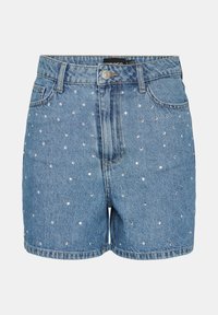 Blauwe denim shorts met zilverkleurige studs, een knoop- en ritssluiting aan de voorkant, en riemlussen, weergegeven tegen een witte achtergrond.