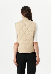 Guess Jeans QUILTED PUFFER  - Bodywarmer - safari tan