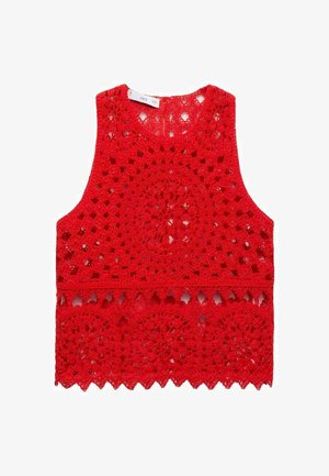 Červený háčkovaný top s nádržou, ktorý sa vyznačuje zložitými kruhovými a oblúkovými vzormi, otvorenou tkaninou a okrúhlym výstrihom.