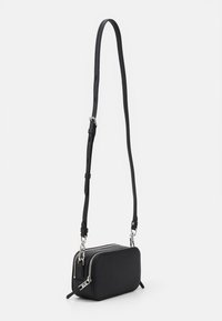 Czarna prostokątna torba na ramię wykonana z teksturowanego materiału, z zamknięciem na zamek błyskawiczny, regulowanym paskiem i srebrnymi akcentami.