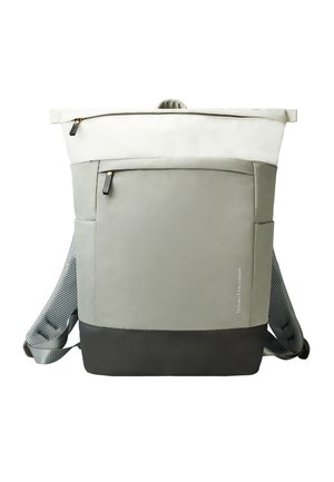 Dwukolorowy plecak w odcieniach szarości i bieli z przednią kieszenią na zamek, czarnym spodem, siateczkowymi paskami na ramiona i górnym uchwytem na białym tle.