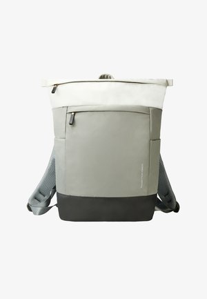 Dwukolorowy plecak w odcieniach szarości i bieli z przednią kieszenią na zamek, czarnym spodem, siateczkowymi paskami na ramiona i górnym uchwytem na białym tle.