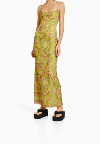 Bershka Maksimekko - evergreen