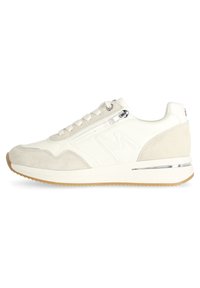 Baskets blanches et beiges avec fermeture éclair latérale, devant à lacets, semelle en caoutchouc et détail argenté subtil au-dessus du talon.