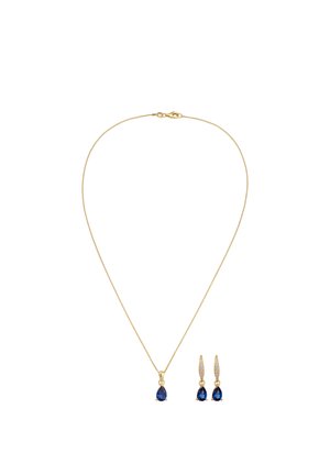 Collier en or et boucles d'oreilles assorties, chacun présentant des pierres précieuses bleu foncé en forme de goutte d'eau avec de petites pierres claires au-dessus des boucles d'oreilles.