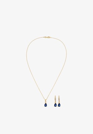 Gouden ketting en bijpassende oorbellen, elk voorzien van druppelvormige donkerblauwe edelstenen met kleine heldere steentjes boven de oorbellen.