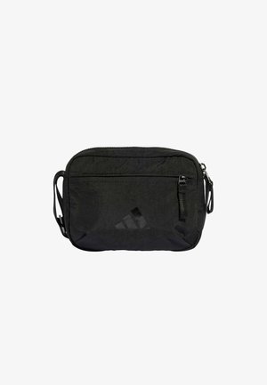 Bolso rectangular negro con cierre de cremallera, exterior de tejido suave, bolsillo frontal y un diseño de logo sutil. Incluye correa ajustable.