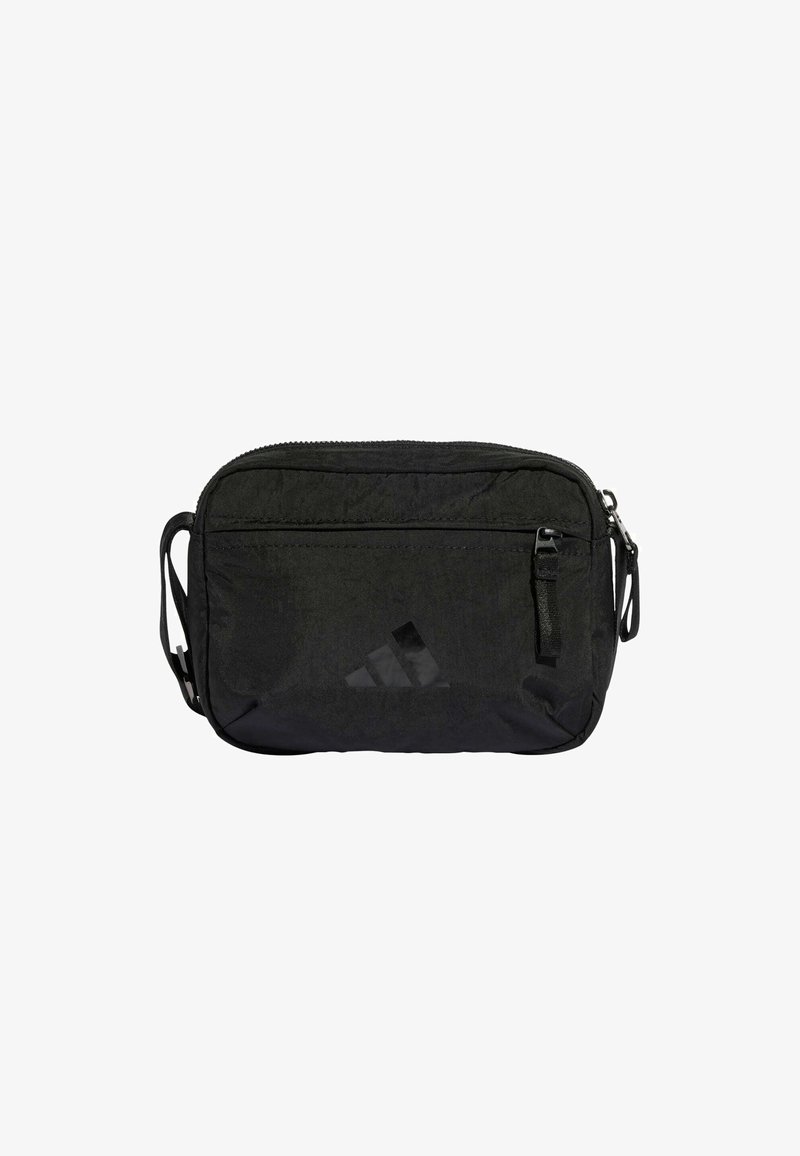 Bolso rectangular negro con cierre de cremallera, exterior de tejido suave, bolsillo frontal y un diseño de logo sutil. Incluye correa ajustable.