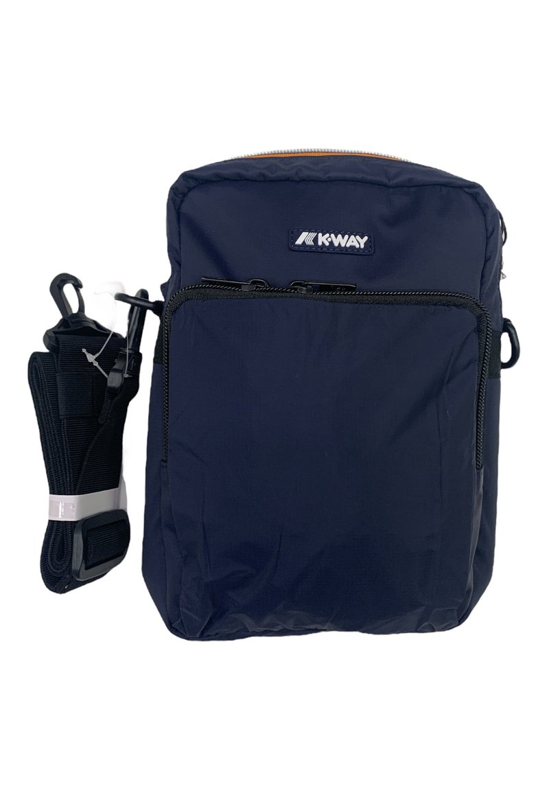 Navy K-Way Rucksack aus strapazierfähigem Nylon, mit einer vorderen Reißverschlusstasche, einem oberen Reißverschluss und einem verstellbaren Tragegurt mit Clips.