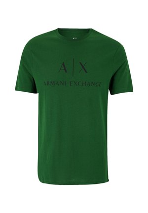 Camiseta de algodón verde con cuello redondo, mangas cortas y logotipo impreso en negro con "A|X" y "ARMANI EXCHANGE" en la parte frontal.