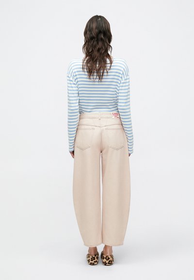 Ριγέ μπλε και λευκό πουκάμισο με μακριά μανίκια, μπεζ παντελόνι φαρδιάς γραμμής και παπούτσια με λεοπάρ μοτίβο. Η πίσω όψη δείχνει τις λεπτομέρειες και την εφαρμογή των ρούχων.