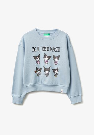 Hellblauer Pullover mit sechs verschiedenen Cartoon-Kuromi-Figuren in verschiedenen Posen und dem Text "KUROMI" darüber.