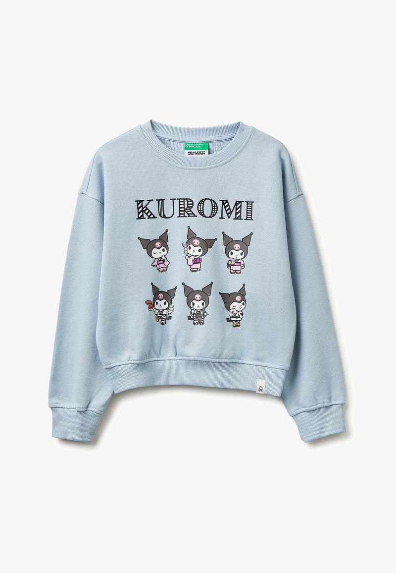 Sudadera azul claro con seis personajes de dibujos animados Kuromi en varias posturas y texto "KUROMI" encima de ellos.