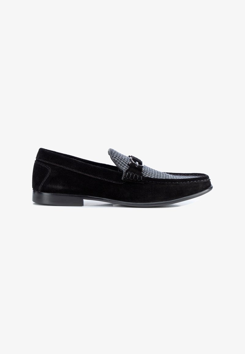 Schwarze Wildleder-Loafers mit einem strukturierten grauen Obermaterial, ausgestattet mit einer dekorativen Schnalle und einer flachen, glatten Sohle. Einfaches und modernes Design.
