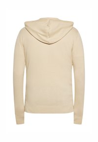 Beige gebreide hoodie met lange mouwen, een zachte textuur, een capuchon met koord en geribbelde boorddetails. Eenvoudig en minimalistisch ontwerp.