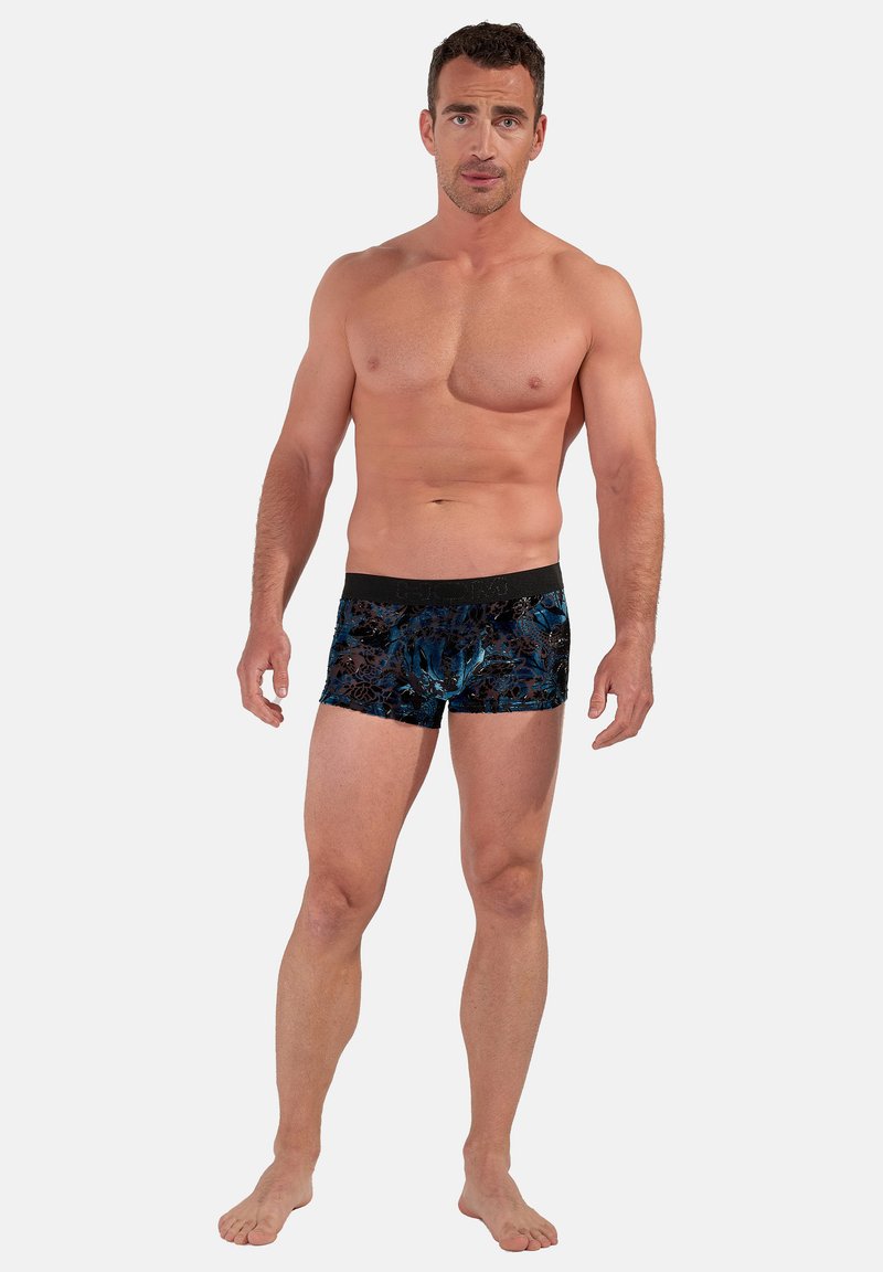 Herren-Boxershorts mit schwarzem Bund und blau-schwarzem abstraktem Muster auf glattem, elastischem Stoff. Slim-Fit-Design.