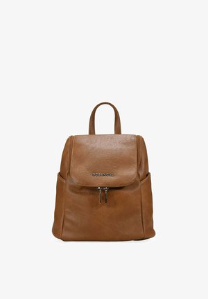 Mochila de cuero marrón con asa superior, solapa frontal con doble cremallera, bolsillos laterales y logotipo "BOSANOVA" en la solapa.