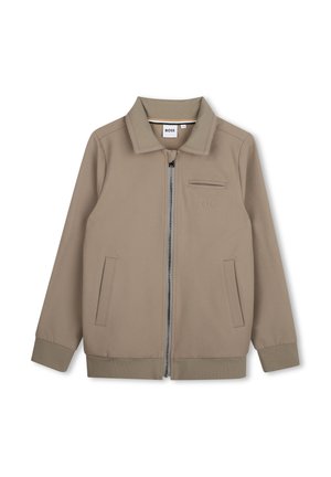 Veste beige à zip avec col, poches latérales, poche poitrine et logo "BOSS" sur la poitrine gauche, affichée sur fond blanc.