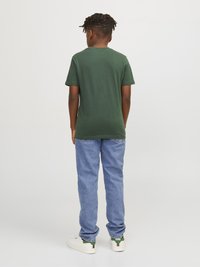 Jack & Jones Junior JJEJOSH CREW NECK - Camiseta estampada - dark green