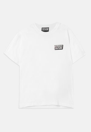 Biely tričko s krátkymi rukávmi a okrúhlym výstrihom s malým čierno-bielym logom "Versace Jeans Couture" na ľavej hrudi a na označení na krku.