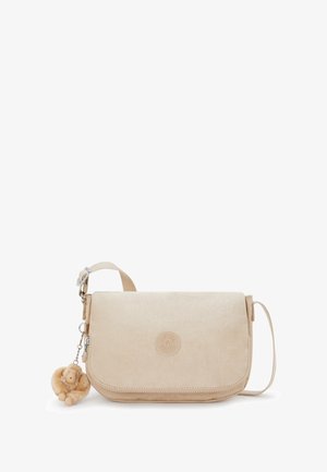 Beige crossbody taška vyrobená z texturované látky s klopou, s kulatým logem a přívěskem veselého opičáka.