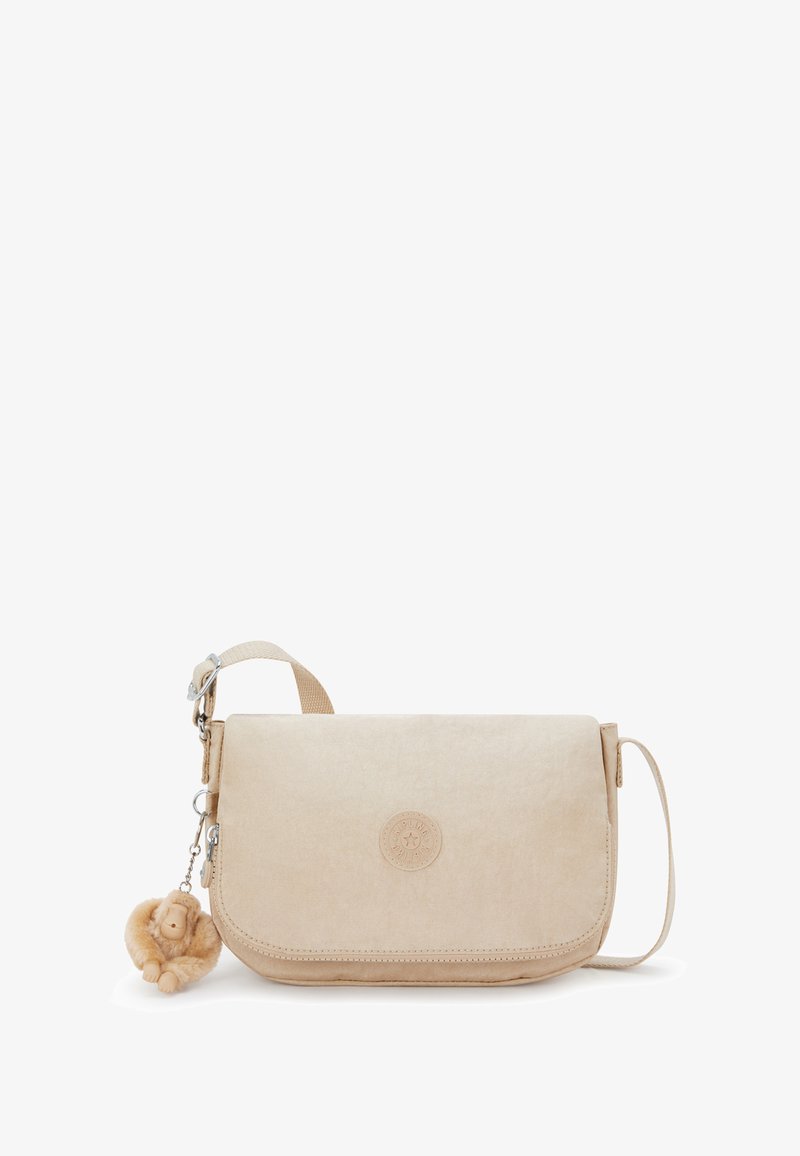 Borsa a tracolla beige realizzata in tessuto testurizzato con chiusura a pattina, caratterizzata da un logo rotondo e un ciondolo a forma di scimmia giocoso attaccato.